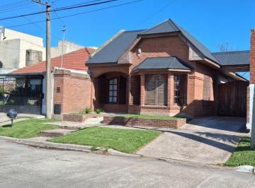 Casa · 280m² · 6 Ambientes · Casa en Venta - 4 Dorm. 1 Baño - Necochea