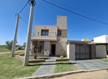 Casa de 5 ambientes, Monte Cristo · Hermosa Casa - Monte Cristo
