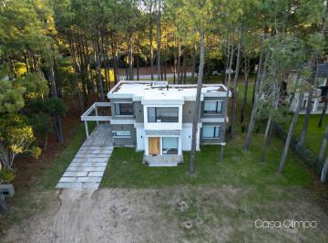 Casa · 250m² · 5 Ambientes · 1 Cochera · Venta de Casa 5 Ambientes, Moderna en Pinamar Norte