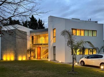 Casa · 241m² · 6 Ambientes · 2 Cocheras · Venta | Casa de 3 Dorm. Piscina y Parque | Barrio Roble Joven - Pilar
