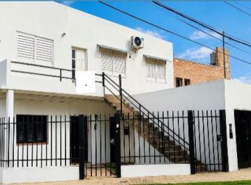 Casa · 192m² · 5 Dormitorios · 2 Cocheras · Casa en Planta Baja y Planta Alta, Al Frente en Santa Fe