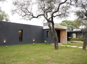 va-01.jpg · Venta Casa de Diseño en Villa Allende Golf. en Una Planta.