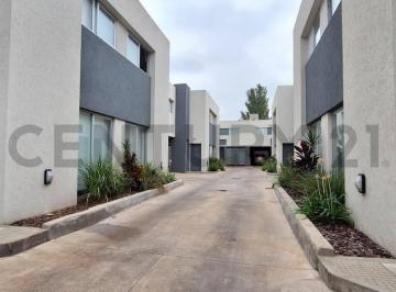 Casa · 100m² · 4 Ambientes · 1 Cochera · Venta Casa en Condominio con Pileta Climatizada y Jacuzzi – 4 Amb