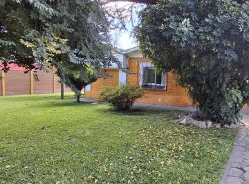 Quinta vacacional · 215m² · 4 Ambientes · 1 Cochera · Quinta en Venta con Pileta y Quincho en Longchamps