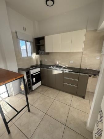 Departamento de 1 ambiente en pleno centro, ubicado en Santa Fe 1800. Reciclado en su totalidad.