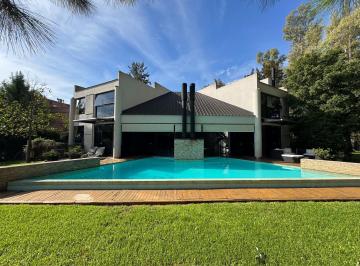 Casa · 300m² · 6 Ambientes · 6 Cocheras · Casa en Venta en Campos de Alvarez - 5 Dorm.