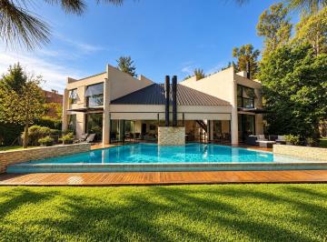 Casa · 300m² · 6 Ambientes · 6 Cocheras · Casa en Venta en Campos de Álvarez 6 Ambientes