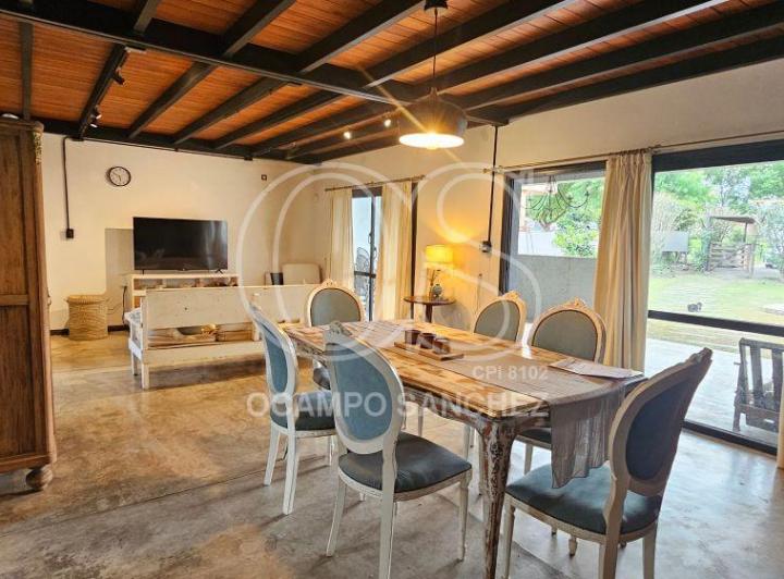 Casa · 210m² · 4 Ambientes · 2 Cocheras