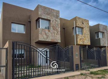 PH · 152m² · 4 Ambientes · 1 Cochera · PH en Loteo Perticone Centenario