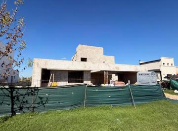 Casa · 240m² · 4 Ambientes · 2 Cocheras · Casa en Los Juncos