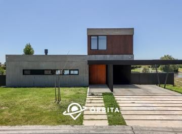 Casa · 207m² · 5 Ambientes · 2 Cocheras · Casa a La Venta en San Sebastian, Área 6 a La Laguna, Apto Crédito