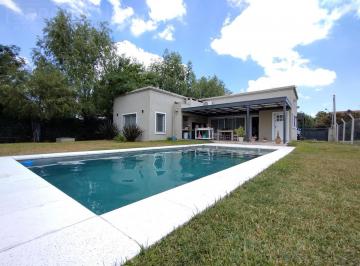 Casa · 139m² · 4 Ambientes · 1 Cochera · Venta Casa 4 Ambientes con Galería Semicubierta y Pileta. Parque Sakura