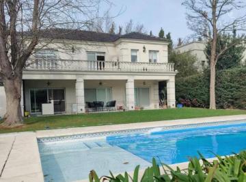 Casa · 240ha · 4 Ambientes · 3 Cocheras · El Ñandú 1300