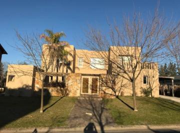 Casa · 300m² · 6 Ambientes · 3 Cocheras · Casa en Venta en Santa Catalina Villa Nueva