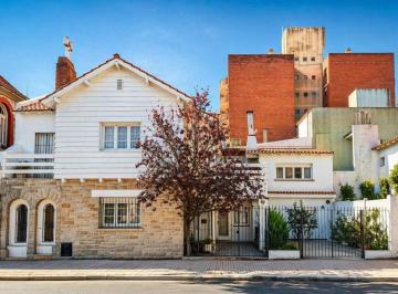 Casa · 268m² · 5 Ambientes · 1 Cochera · Venta - Chalet con Quincho y Terraza en La Perla | Apto Profesional