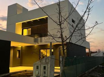 Casa · 147m² · 6 Ambientes · 2 Cocheras · Casa Apta Credito Viento Sur