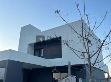 Casa · 147m² · 6 Ambientes · 2 Cocheras · Casa Apta Credito Viento Sur