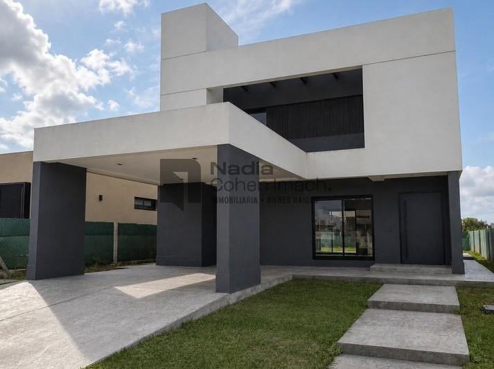 Casa · 147m² · 6 Ambientes · 2 Cocheras