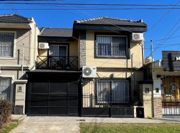 Casa · 96m² · 4 Ambientes · 1 Cochera · Duplex en General Acha Al 3000