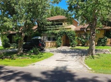 Casa de 6 ambientes, Pilar · Casa 3 Dorm y Playroom, en Sausalito Pilar | 880 m² Lote | Pileta Climatizada y Jardín
