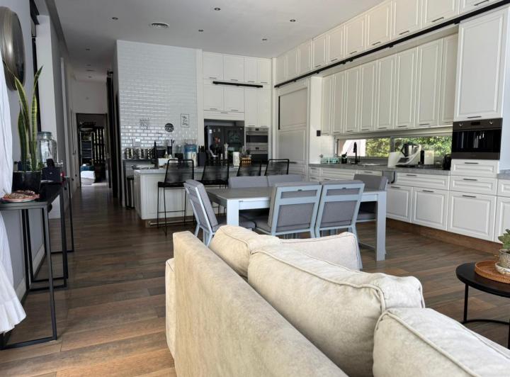 Casa · 440m² · 7 Ambientes · 4 Cocheras