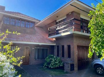 Casa · 242m² · 5 Ambientes · 1 Cochera · Chalet 5 Ambientes - Apto Credito - Barrio El Martillo
