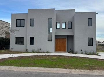 Casa · 224m² · 6 Ambientes · 3 Cocheras · Casa de Dos Plantas a Estrenar con Pileta a La Laguna | Barrio San Matías | Maschwitz | Escobar