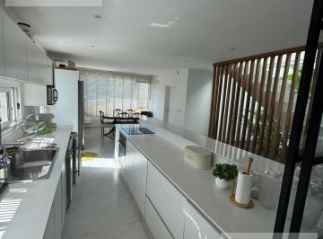 Casa · 246m² · 8 Ambientes · 2 Cocheras · Casa en Los Castaños