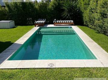 Casa · 246m² · 8 Ambientes · 2 Cocheras · Casa en Los Castaños