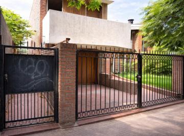Casa · 258m² · 6 Ambientes · 1 Cochera · Casa de Estilo a Refaccionar en Venta en La Plata con Dos Tres Dorm. Parque y Pileta
