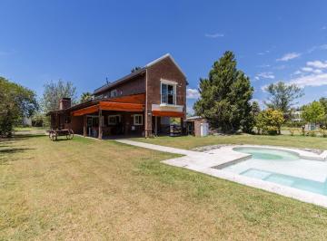 Casa · 250m² · 4 Ambientes · 1 Cochera · Venta - Casa de 3 Dorm. con Pileta en Puerto Roldan