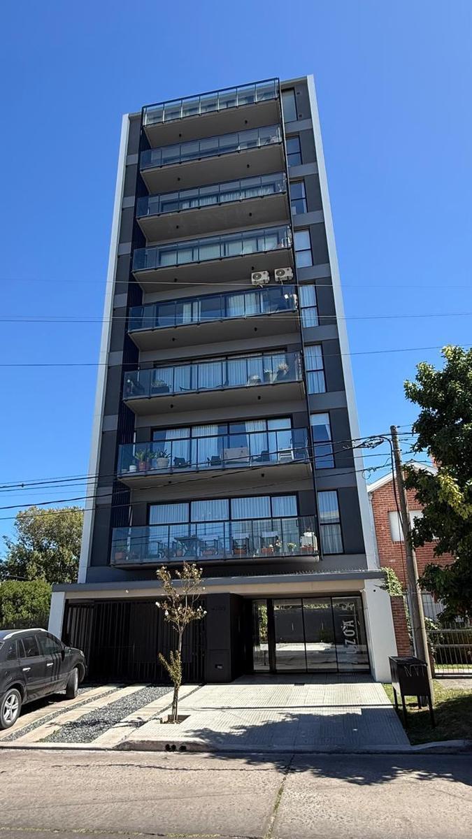 Descubra este excepcional semipiso de 2 ambientes ubicado en el prestigioso barrio de San Carlos