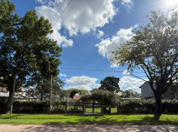 Casa · 60m² · 3 Ambientes · Casa en Venta de 1 Habitación con Gran Jardín y Pileta en El Centro de Funes