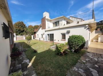 Casa · 433m² · 6 Ambientes · 6 Cocheras · Casa en Venta 6 Ambientes Ramos Mejia Doble Lote de 433 m²