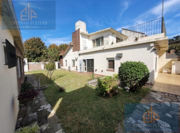 Casa · 433m² · 6 Ambientes · 6 Cocheras · Casa en Venta 6 Ambientes Ramos Mejia Doble Lote de 433 m²