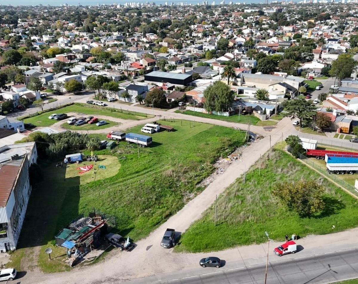 Lote sobre Av Champagnat, 750m² en Distrito Industrial Ie