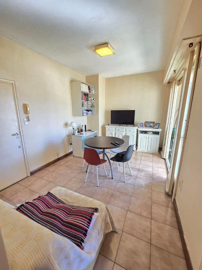 Venta – departamento 2 ambientes A la calle con balcón cerrado