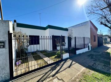 Casa · 60m² · 4 Ambientes · 1 Cochera · Casa en Venta Moreno Centro Permuta