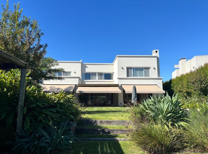 Casa · 351m² · 7 Ambientes