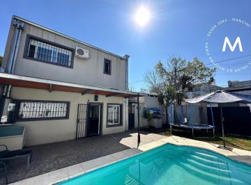 Casa · 140m² · 4 Ambientes · 4 Cocheras · Casa en Venta de 4 Ambientes con Piscina y Cocheras - Villa Ballester