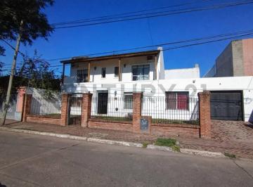 Casa · 160m² · 5 Ambientes · 2 Cocheras · Venta Casa 5 Ambientes con Pileta, Parque y Garaje en Pilar Centro.