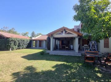 Casa · 900m² · 5 Dormitorios · 2 Cocheras · Casa en Venta