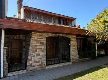 Casa de 4 ambientes, Mar del Plata · Chalet de 4 Ambientes con Quincho, Patio y Departamento Independiente de 2 Ambientes