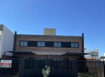 PH · 123m² · 4 Ambientes · 1 Cochera · PH en Colinas de Manantiales