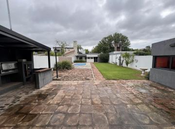 Casa · 230m² · 8 Ambientes · 4 Cocheras · Venta Casa de 3 Dorm., Pileta y Quincho en Pergamino.
