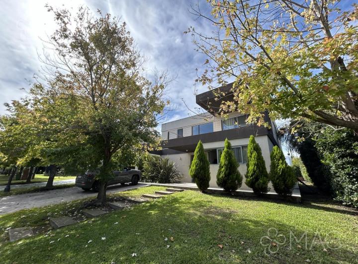 Casa · 258m² · 6 Ambientes · 2 Cocheras