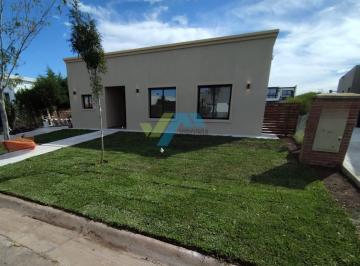 Casa · 131m² · 4 Ambientes · 2 Cocheras · Casa en Venta en San Ramón, Pilar del Este, Pilar
