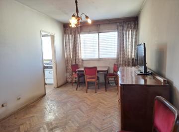 Luminoso living con pisos de parquet. · Departamento con Vista Panorámica