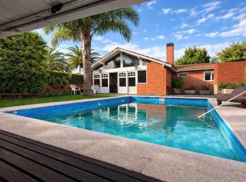 Casa · 260m² · 6 Ambientes · 4 Cocheras · Casa en Divino Rostro 6 Ambientes con Quincho y Piscina
