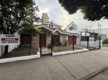 Casa · 169m² · 8 Ambientes · 1 Cochera · Venta – Casa de 3 Dorm. con Patio y Galería